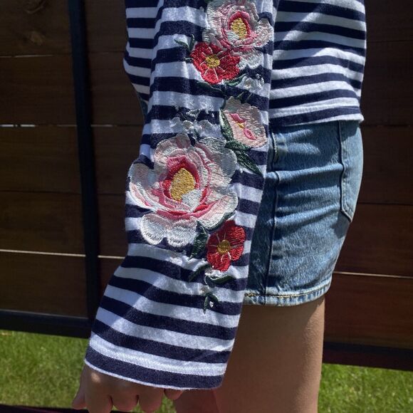 H&M Divided Cropped Women`s Top Embellished Long Sleeve Crewneck  Tee Blouse L - Picture 4 of 7